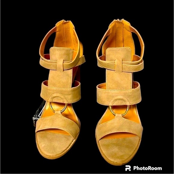 Qupid size 10 tan sandals with block heel - Picture 1 of 4